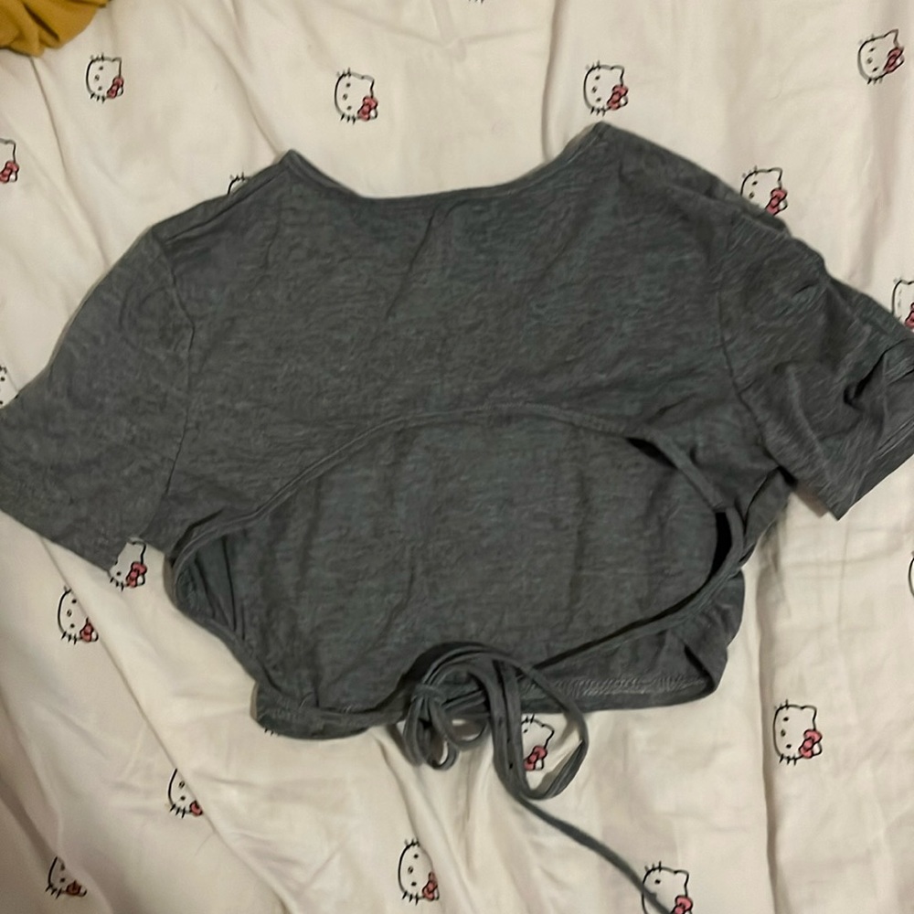 gray top with cutout in back its a size small but I would say it’s more of a sx